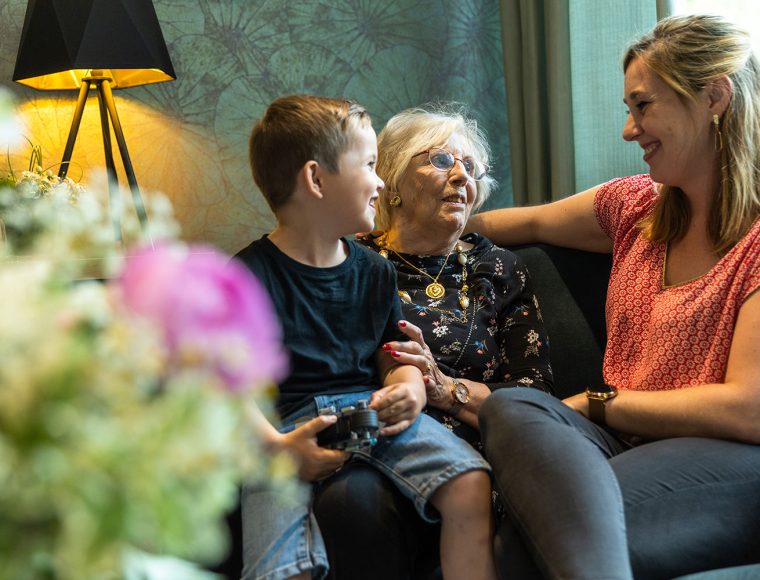 Résidente avec sa famille dans salon